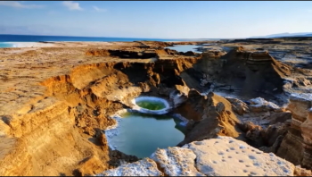 Yãm ha-MëlꞋakh sinkholes